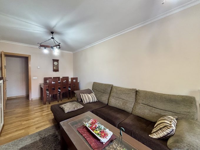 Salón luminoso de piso en venta en Toledo, barrio Azucaica, con ventanal que dan acceso a la terraza