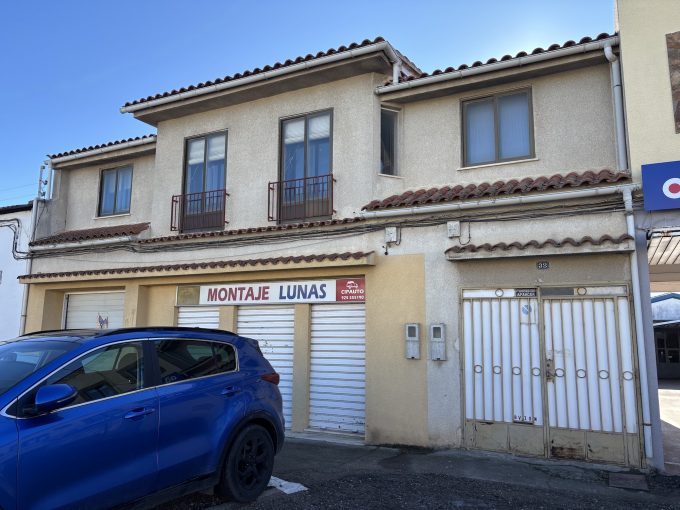 fachada de casa de pueblo para reformar en Toledo