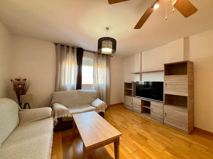 Salon piso en Azucaica seminuevo. Amueblado