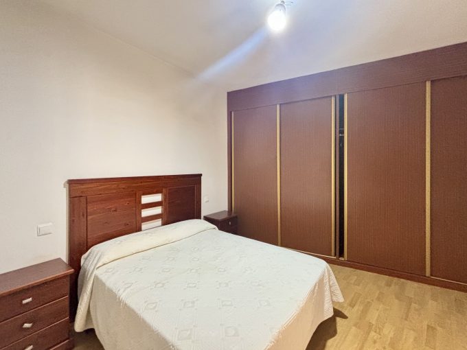 dormitorio principal con armario empotrado en apartamento Mocejon