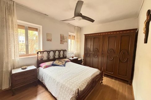 dormitorio piso palomares con cama doble y armario para reforma