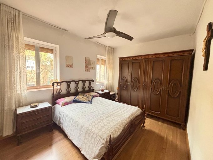 dormitorio piso palomares con cama doble y armario para reforma