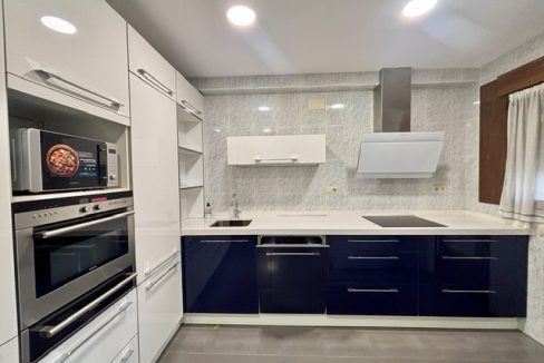 cocina blanca y azul nueva toledo